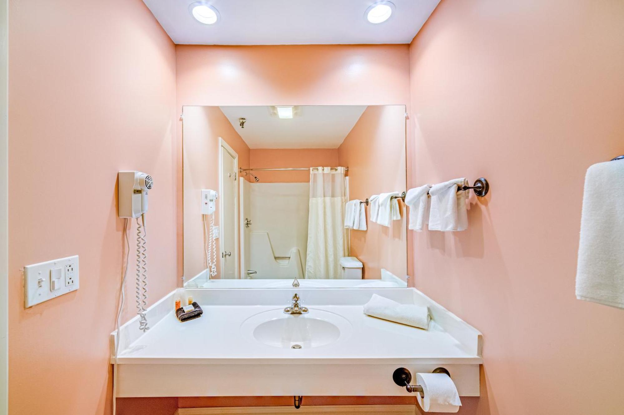 Town & Country Inn & Resort Горъм Екстериор снимка